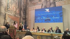 L’Ambasciatore serbo Mirjana Jeremic riceve la Targa di Venezia – Leone di San Marco.