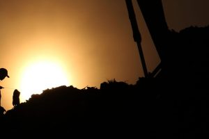 Crollo mortale in discarica indonesiana: allerta su gravi fallimenti sistemici imminenti.