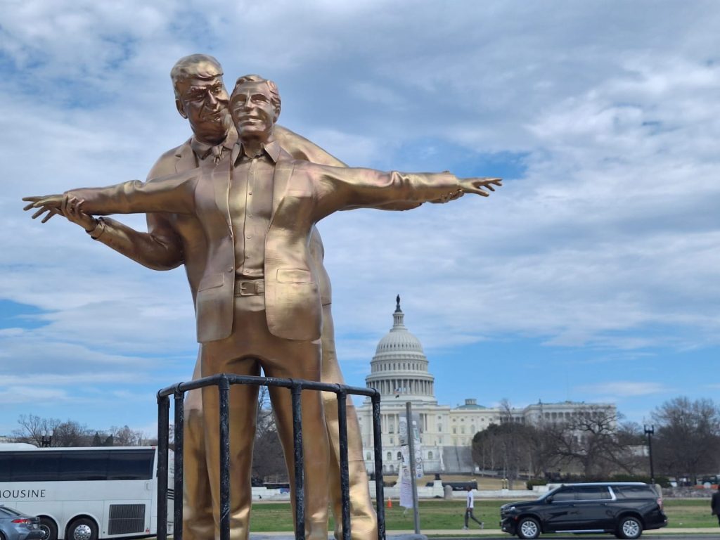 Statua ‘Titanic’ a Washington: Trump ed Epstein reinterpretati come Jack e Rose.