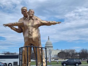 Statua ‘Titanic’ a Washington: Trump ed Epstein reinterpretati come Jack e Rose.