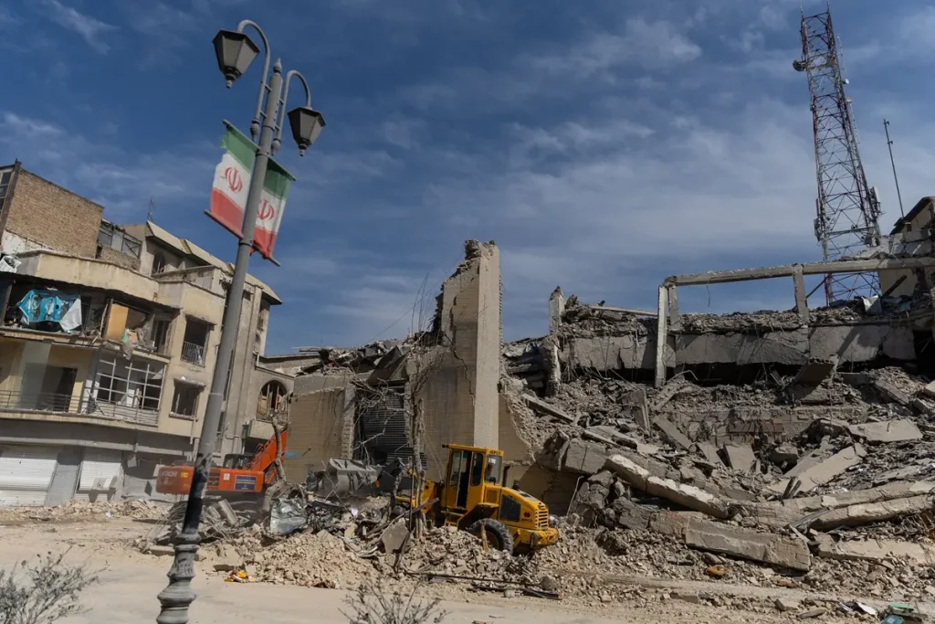 Raid israeliani su Teheran: attacchi a petroliera e base USA, ferito il figlio di Khamenei.