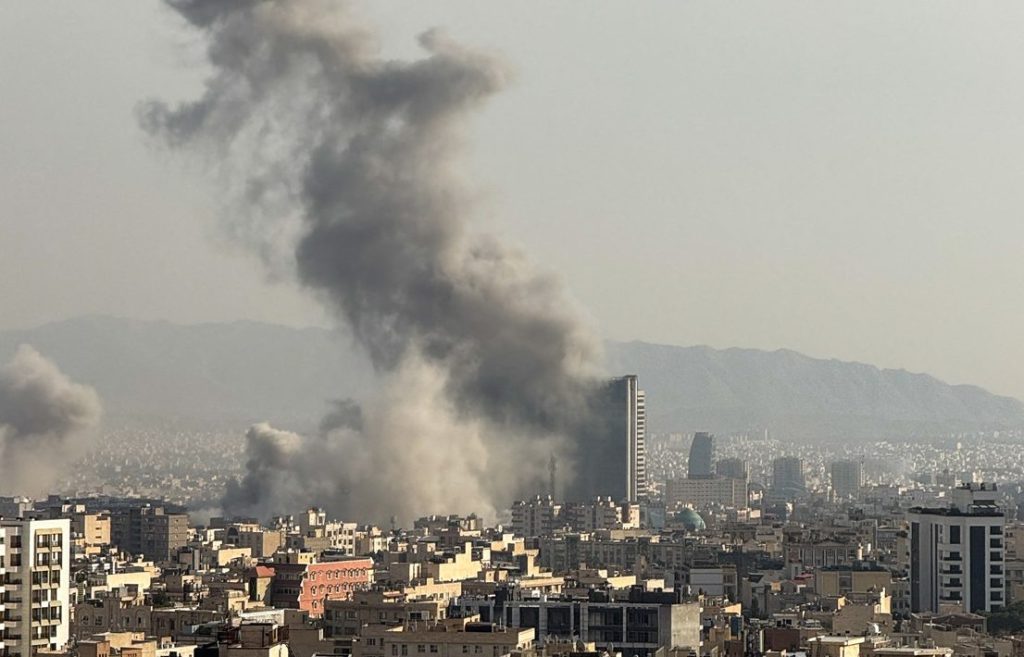 Iran: Mojtaba Khamenei guida, Papa invoca pace e Meloni denuncia crisi delle regole internazionali.