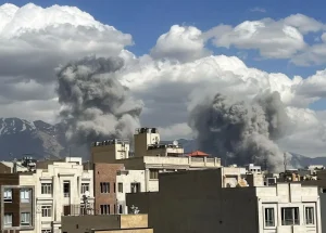 Raid aerei di Israele e USA in Iran: Teheran nomina Zolghadr successore di Larijani.