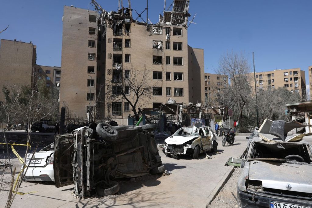 Raid israeliani in Libano contro Hezbollah: Trump annuncia operazioni in Iran, feriti tra i caschi blu.