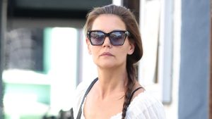 Katie Holmes: eleganti ballerine marroni per un look casual chic con jeans e top.