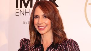 Alex Jones sfoggia strisce verde primavera mentre annuncia un nuovo, entusiasmante ruolo.