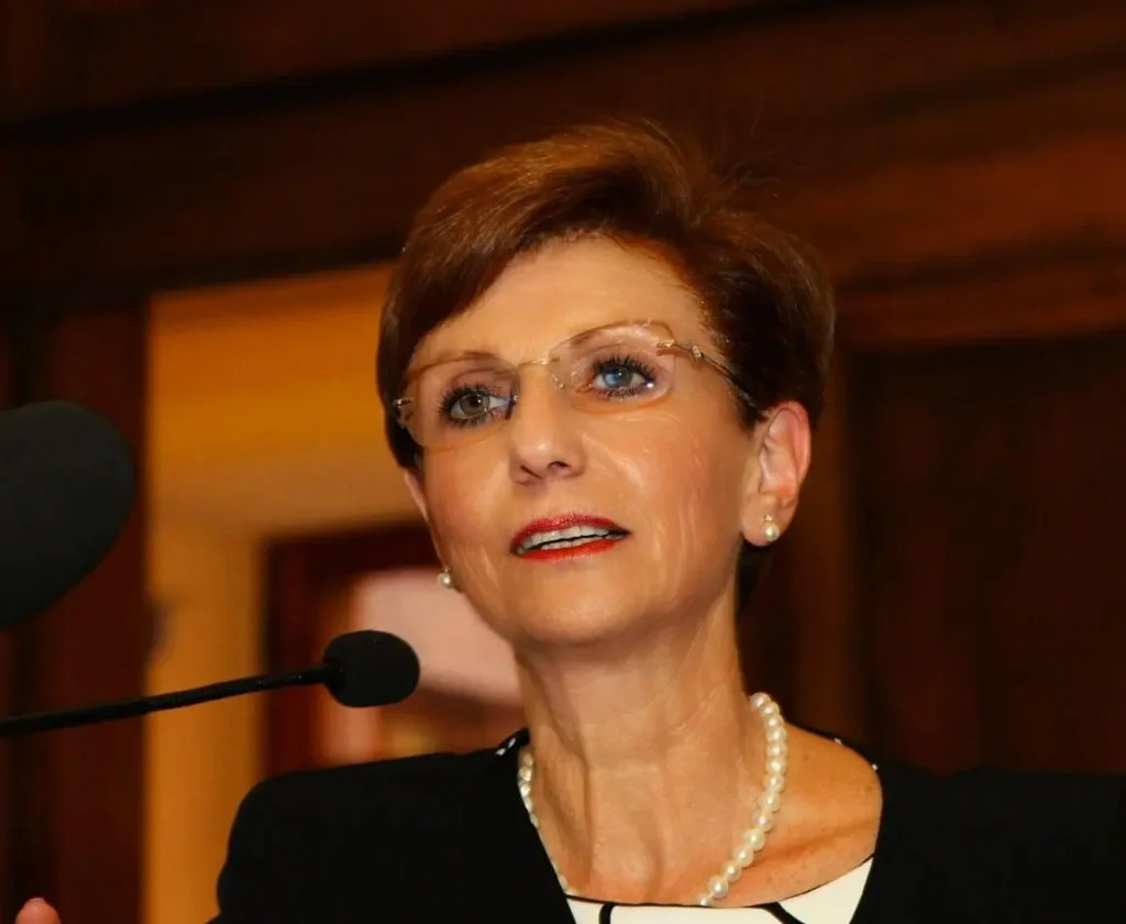 Elvira Serafini riconfermata segretario Snals-Confsal: obiettivo aumenti salariali adeguati per i lavoratori.