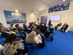 Campania: presentato il progetto Terra-Mare per migliorare i collegamenti marittimi e il trasporto pubblico.