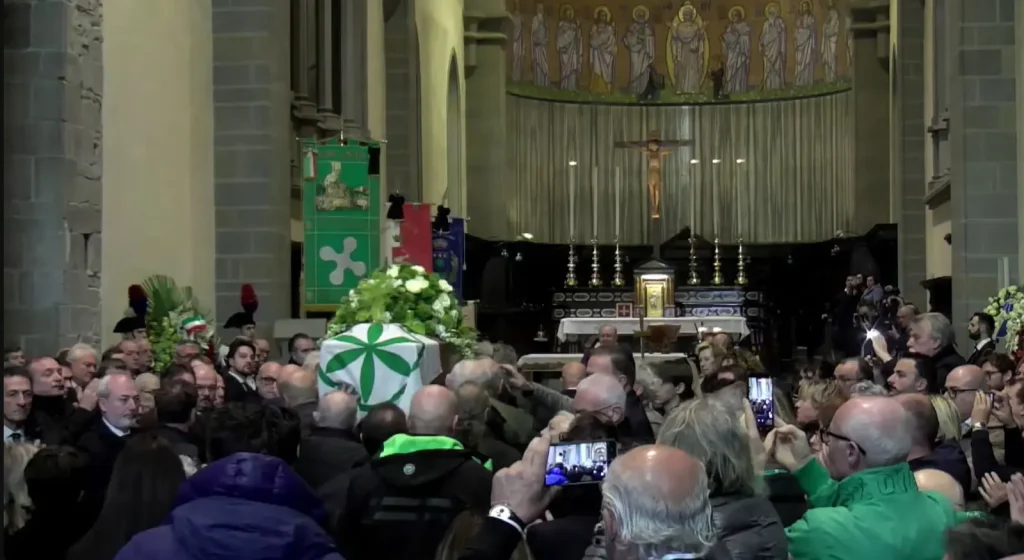 Funerali di Umberto Bossi a Pontida: Meloni, Salvini e Tajani ricordano l’ex leader della Lega.