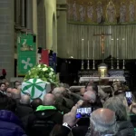 Funerali di Umberto Bossi a Pontida: Meloni, Salvini e Tajani ricordano l’ex leader della Lega.