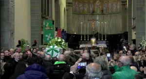 Funerali di Umberto Bossi a Pontida: Meloni, Salvini e Tajani ricordano l’ex leader della Lega.