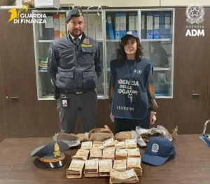 Cagliari: sequestrati 160.000 euro in contanti all’aeroporto. Scoperta sorprendente!