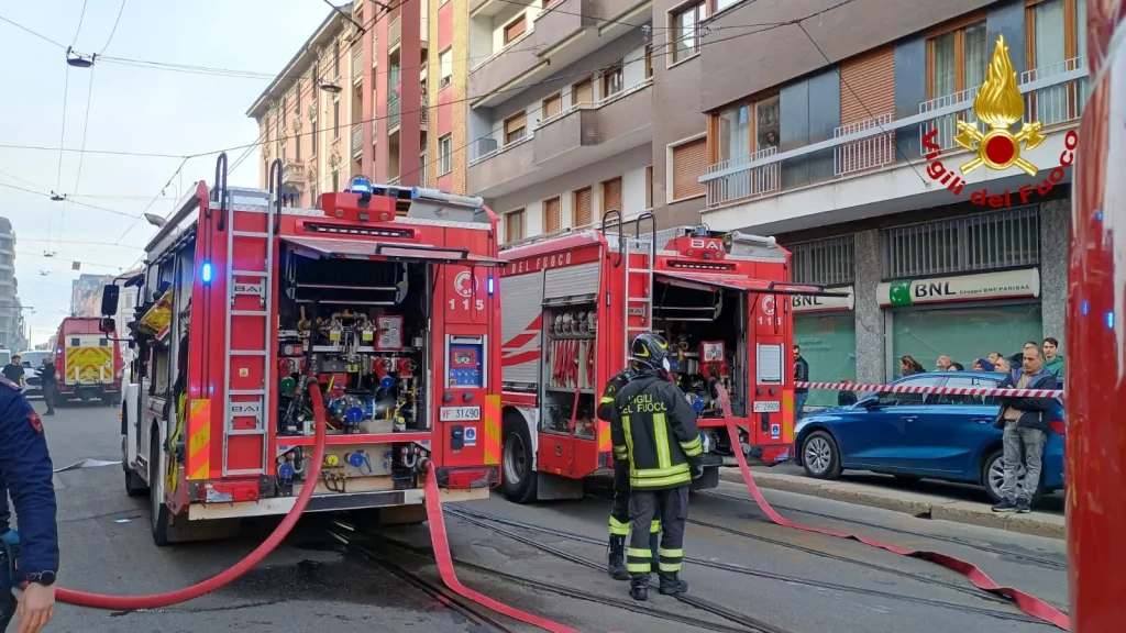 Incendio in palazzina a Milano: evacuati i residenti, nessun ferito. Guarda il video.