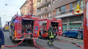 Incendio in palazzina a Milano: evacuati i residenti, nessun ferito. Guarda il video.