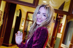 Cat Deeley mostra come pizzo e maglieria si fondano perfettamente per la moda primaverile.