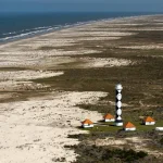 Il Brasile tutela vasta area costiera con delfini minacciati e fossili di megafauna.