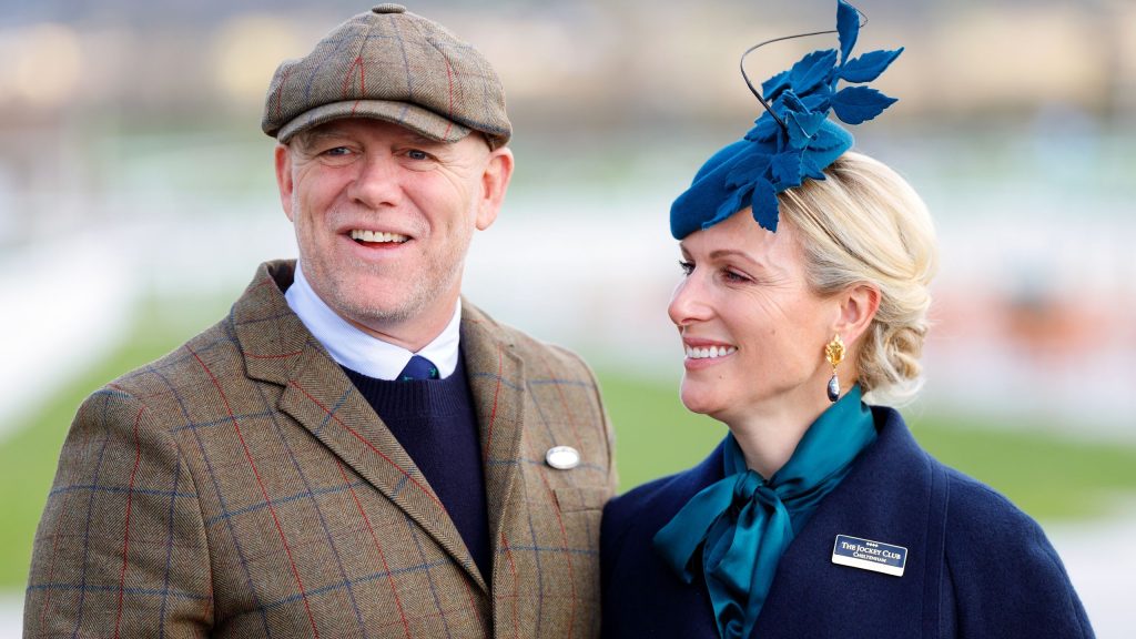 Zara e Mike Tindall rompono la tradizione reale e incantano a Cheltenham.