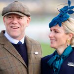 Zara e Mike Tindall rompono la tradizione reale e incantano a Cheltenham.