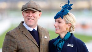 Zara e Mike Tindall rompono la tradizione reale e incantano a Cheltenham.