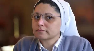 Professoressa accoltellata: Suor Monia Alfieri riflette su segnali e mancate segnalazioni.