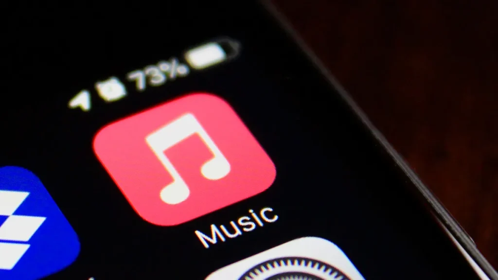 Apple Music introdurrà tag di trasparenza per distinguere la musica generata dall’IA.
