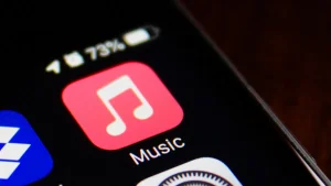 Apple Music introdurrà tag di trasparenza per distinguere la musica generata dall’IA.