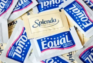 Aspartame: rischi per la salute e controversie sull’uso dolcificante artificiale
