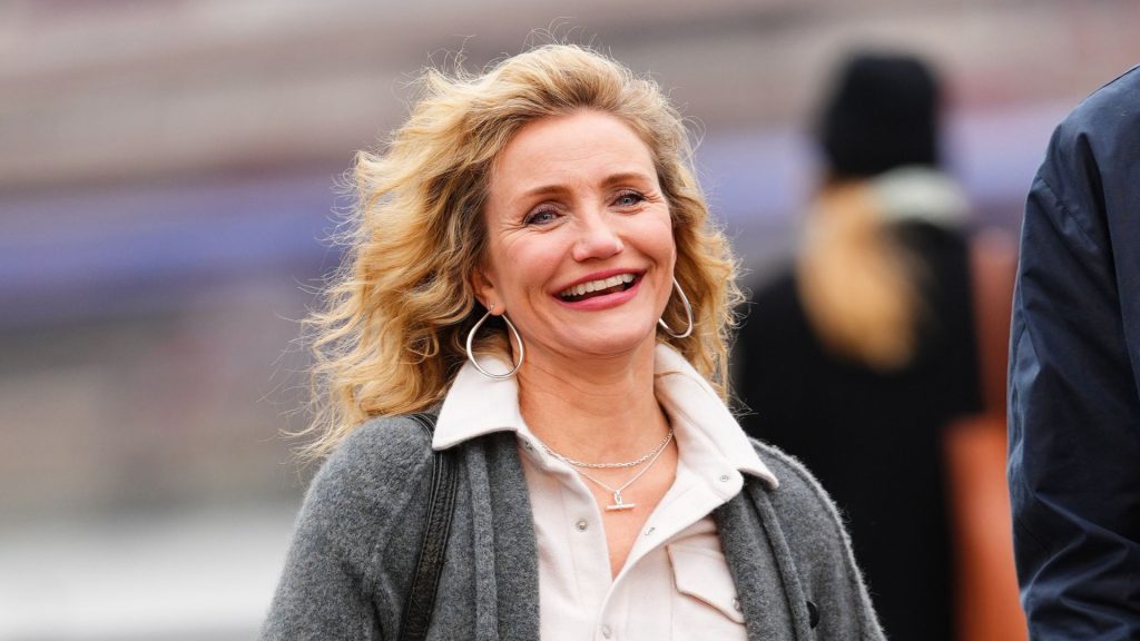Cameron Diaz: il look smart-casual perfetto per la primavera con jeans a gamba larga.