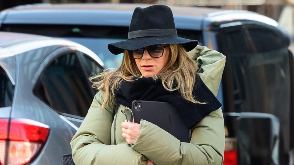 Jennifer Aniston: la puffer coat diventa elegante con un fedora inaspettato.