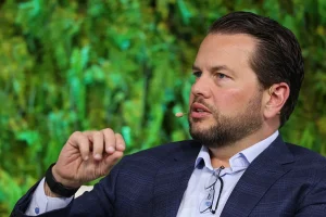 Pinterest: il CEO chiede il divieto dei social media per gli under 16.