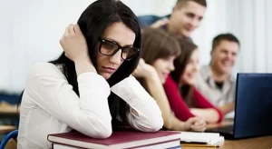 Aumento dell’autolesionismo tra i giovani: tragedie e crisi nel disagio giovanile a Frosinone.