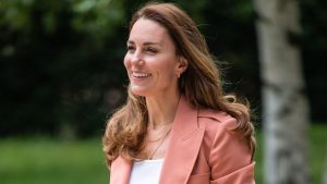 Stile primaverile: il look vincente di Kate Middleton con jeans, sneakers e blazer