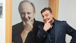 Claudio Lauretta imita Scotti, che reagisce urlando: la reazione inaspettata