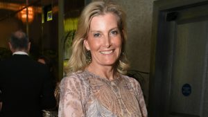 Preparati all’estate dei matrimoni: l’eleganza dell’abito maxi blu ghiaccio di Duchessa Sophie.