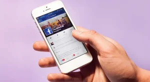 Petardi in aula: alunno sospeso, la madre accusa la scuola di discriminazione verso i disabili.