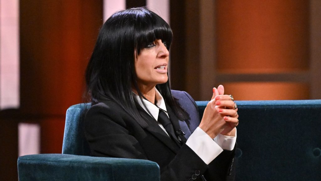 Claudia Winkleman sorprende abbinando il blu ghiaccio al marrone castano con stile unico.