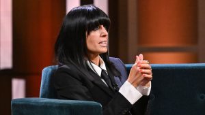 Claudia Winkleman sorprende abbinando il blu ghiaccio al marrone castano con stile unico.