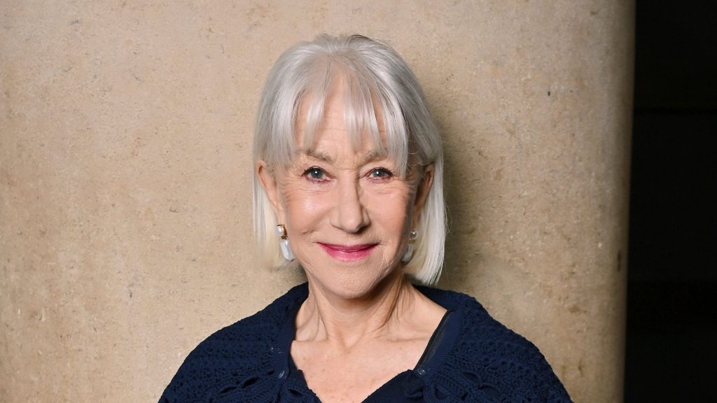 Scopri come abbinare il cardigan blu di Helen Mirren a gonne primaverili.