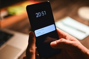 “Mamma, ho cambiato numero”: nuova truffa in aumento, fai attenzione ai messaggi sospetti!