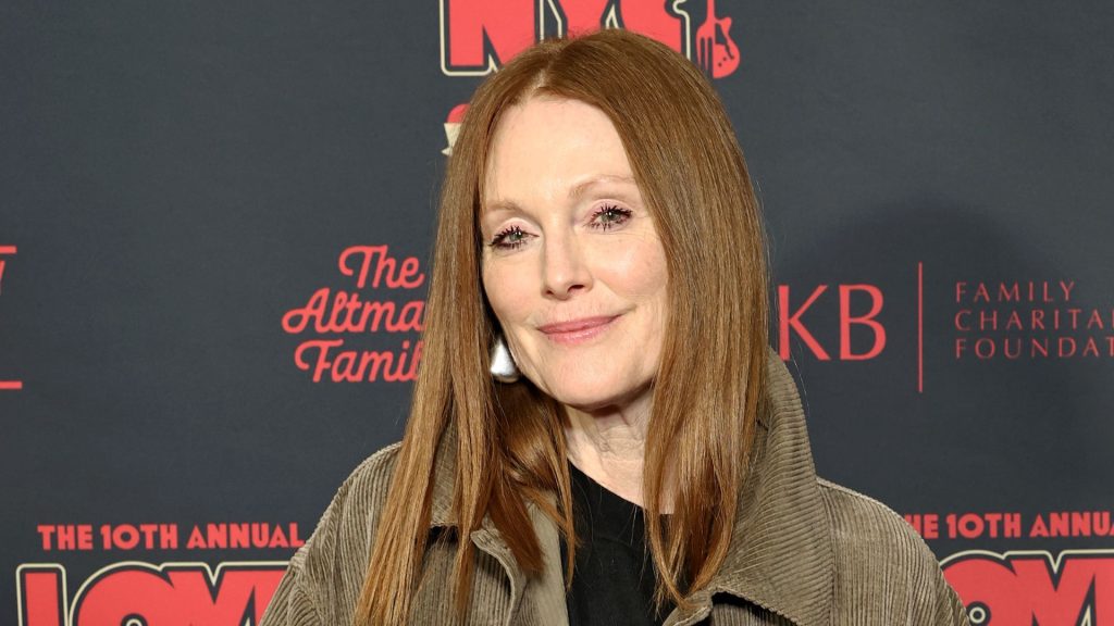 Julianne Moore promuove il corduroy: il nuovo must-have per un look chic questa stagione.