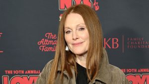 Julianne Moore promuove il corduroy: il nuovo must-have per un look chic questa stagione.