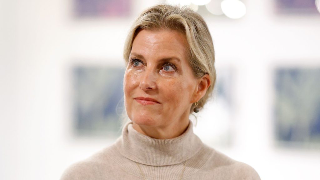 Sophie di Edimburgo in montagna: il look casual primaverile con piumino e pantaloni dritti.