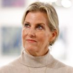 Sophie di Edimburgo in montagna: il look casual primaverile con piumino e pantaloni dritti.