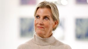 Sophie di Edimburgo in montagna: il look casual primaverile con piumino e pantaloni dritti.