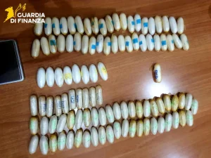 Arrestato alla Stazione Centrale di Napoli con 123 ovuli di cocaina ed eroina.