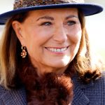 Carole Middleton incanta a Cheltenham con outfit navy e cioccolato: il cappello stupisce per familiarità.