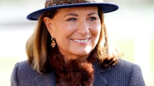 Carole Middleton incanta a Cheltenham con outfit navy e cioccolato: il cappello stupisce per familiarità.