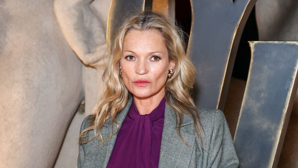 Kate Moss rivisita il tailoring grigio con audaci abbinamenti di colori a Parigi.