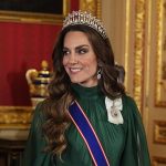 I segreti dell’elegante outfit verde di Kate Middleton ai banchetti di Stato.