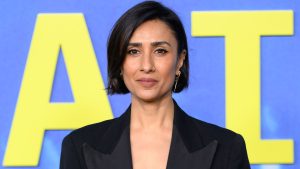 Anita Rani dimostra che i pantaloni floreali sono l’alternativa versatile per questa stagione.